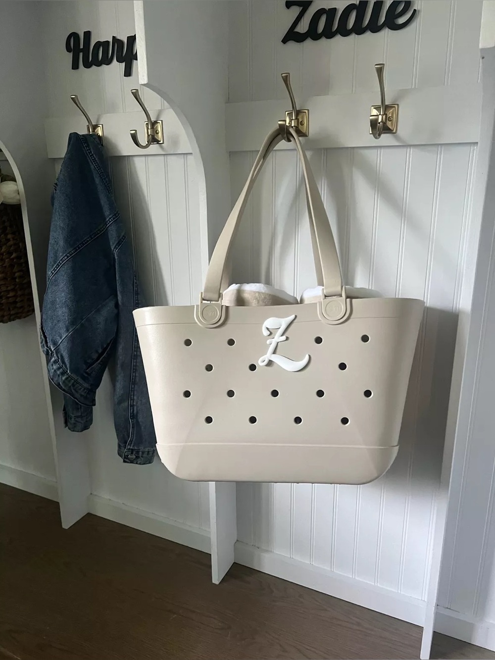 Simple Modern Beach Bag Waterproof Sz XL
13.5"H x 19"W x 11.25"D
(Jul A-1)
